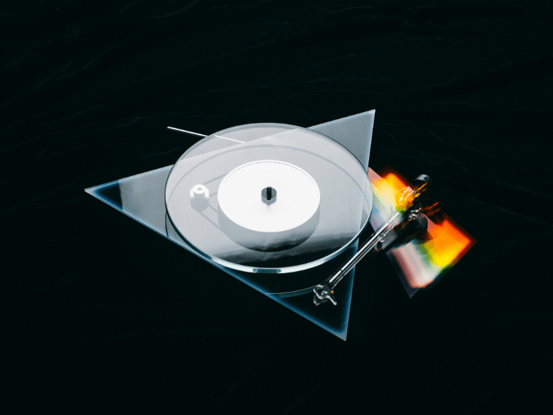 Simplified illustration of a turntable with a vinyl record on a black background