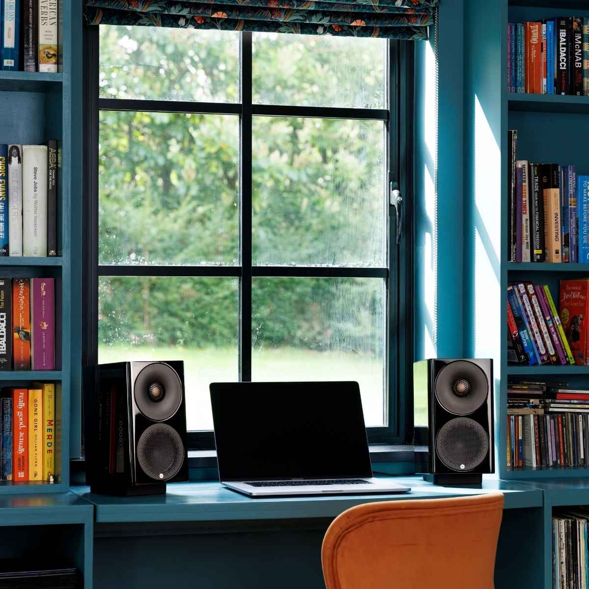 radius 3 4g speakers on a desktop