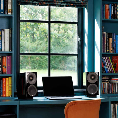 radius 3 4g speakers on a desktop